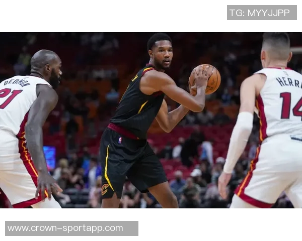 克拉克斯顿半场表现亮眼8投5中贡献12分9篮板4助攻正负值高达20