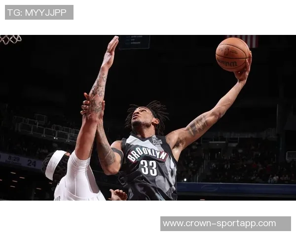 克拉克斯顿半场表现惊艳7中5贡献11分8板5助正负值高达22