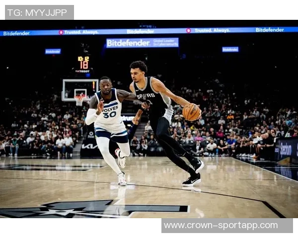 保罗现身赌城观看马刺与雷霆NBA杯半决赛引发关注